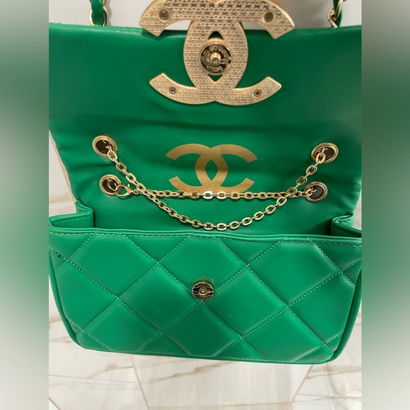 ✨ Designer Style Quilted Green Shoulder Bag – Gold Chain Detail ✨ - Picture 5 of 16